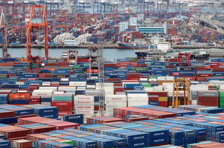 부산항 신선대부두와 감만부두 야적장에 컨테이너가 가득 쌓여 있다. 2025.6.11. (ⓒ뉴스1, 무단 전재-재배포 금지)