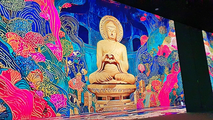 전통적 색감과 K-팝의 리듬이 만났다.