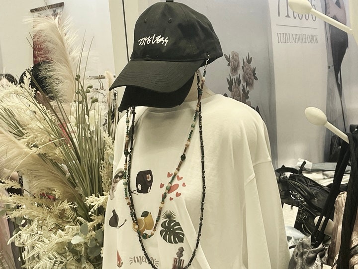 갓처럼 보이는 캡 모자.