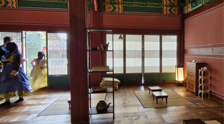 한복을 갖춰 입고 더위를 피해 입장하는 외국 관광객.