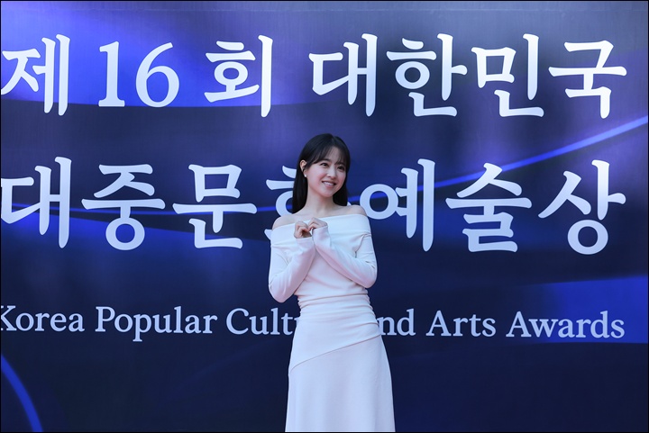 배우 박보영이 포토 라인에서 포즈를 취하고 있다.