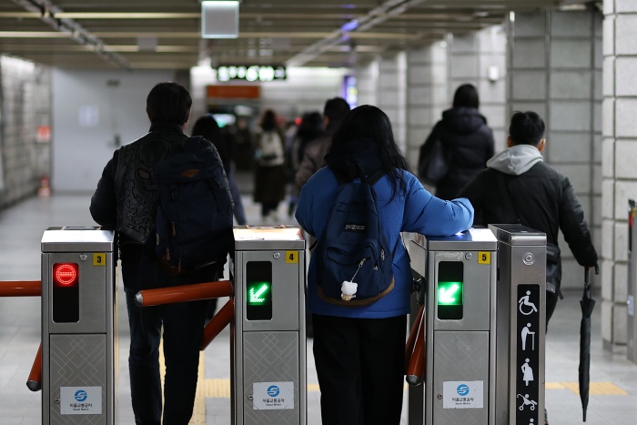 서울 시내 지하철역에서 시민들이 개찰구를 통과하고 있다. 국토교통부는 3일 'K-패스'의 이용자가 지난달 5월 출시 이후 17개월 만에 400만 명을 돌파했다고 밝혔다. 2025.3.4. (ⓒ연합뉴스, 무단 전재-재배포 금지)