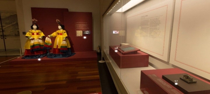 VR 상에 표기된 흰 점 혹은 문화재 마크를 클릭하면 각각의 문화재에 대한 설명과 사진을 고화질로 접할 수 있다. (출처=국립중앙박물관 온라인전시관 누리집 화면 캡처)