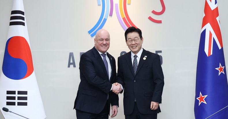 이재명 대통령과 크리스토퍼 럭슨 뉴질랜드 총리가 30일 경북 경주 APEC 정상회의장에서 양자회담에 앞서 기념촬영을 하고 있다. 2025.10.30(사진=저작권자(c) 연합뉴스, 무단 전재-재배포 금지)