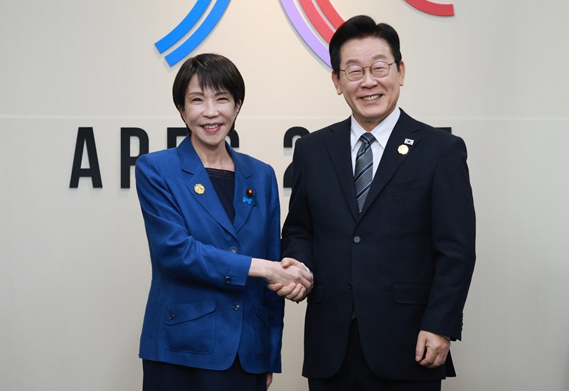 이재명 대통령과 다카이치 사나에 일본 총리가 30일 경북 경주 APEC 정상회의장에서 정상회담에 앞서 악수하고 있다. 2025.10.30 [대통령실통신사진기자단](사진=저작권자(c) 연합뉴스, 무단 전재-재배포 금지)