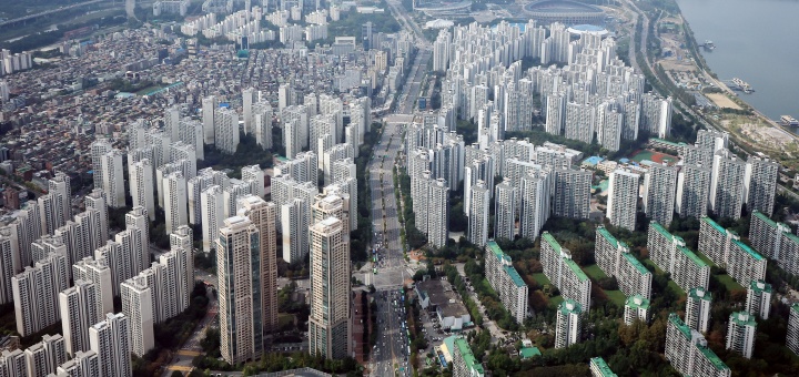 서울 송파구 롯데월드타워에서 바라본 한강변 아파트 단지. 2025.9.29. (ⓒ뉴스1, 무단 전재-재배포 금지)