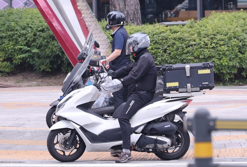 라이더가 배달 중이다. (ⓒ뉴스1, 무단 전재-재배포 금지)