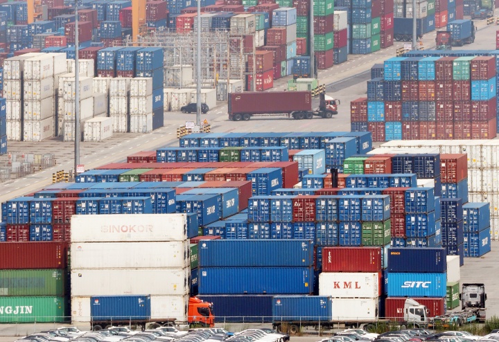 도널드 트럼프 미국 대통령이 8월 1일부터 한국에 25%의 상호관세를 부과하겠다고 밝혔다. 사진은 8일 경기 평택시 포승읍 평택항에 수출용 컨테이너들이 세워져 있는 모습.(ⓒ뉴스1, 무단 전재-재배포 금지)