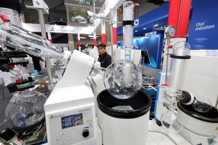 국내 R&D 산업 발전을 위한 실험실. 경기 고양시 일산서구 킨텍스에서 열린 '2025년 국제 제약·화장품 주간(ICPI WEEK 2025)' 관람객이 제품을 살펴보고 있다. 2025.4.22. (ⓒ뉴스1, 무단 전재-재배포 금지)