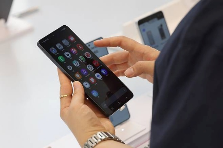 지난달 23일 서울 삼성 강남에서 한 고객이 이날 출시된 삼성전자의 가장 얇은 스마트폰 '갤럭시 S25 엣지'를 살펴보고 있다.사진=저작권자(c) 연합뉴스, 무단 전재-재배포 금지)