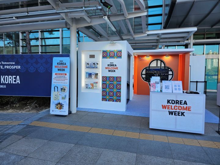 경주역을 나서자마자 만날 수 있던 코리아 웰컴 데스크. 잠시 서 있던 순간에도 길을 묻거나 관광지를 묻는 외국인을 볼 수 있었다.