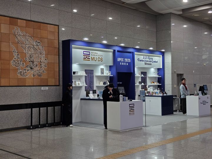 우리 국민은 물론 전 세계인에게 인기가 많은 뮷즈. 서울에서도 긴 줄이 늘어서 보지 못했었는데, 경주에서 팝업스토어로 만나니 더욱 반갑게 느껴졌다.