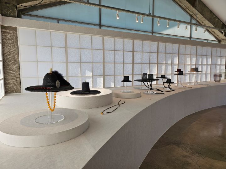 전시는 무료로 관람할 수 있었다. 개인적으로 인상적이었던 다양한 갓이 전시된 공간. 며칠 전 인터넷을 통해 전통 갓을 만드는 데는 한 달이 더 넘는 시간이 소요된다는 사실을 알게 됐다. 안타깝게도 전통 갓 제작 기술을 전수받는 사람이 없어 우리 유산이 소멸할 수도 있다는 내용도 확인할 수 있었다.