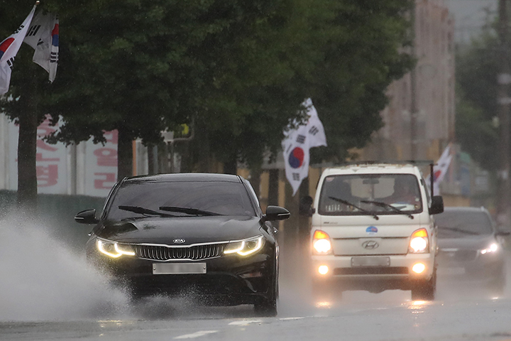 전국에 많은 장맛비가 쏟아진 가운데 경북 안동시 강남동 한 도로에서 차량이 물보라를 일으키며 달리고 있다. 2023.7.14 (ⓒ뉴스1, 무단 전재-재배포 금지)