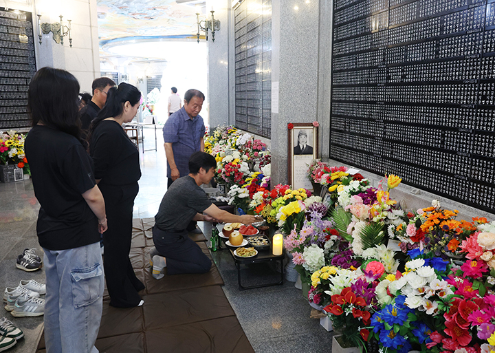 서울 동작구 국립서울현충원 위패봉안관에서 6·25전쟁 전사자 유족들이 참배를 하고 있다. 2025.6.22 (ⓒ뉴스1, 무단 전재-재배포 금지)