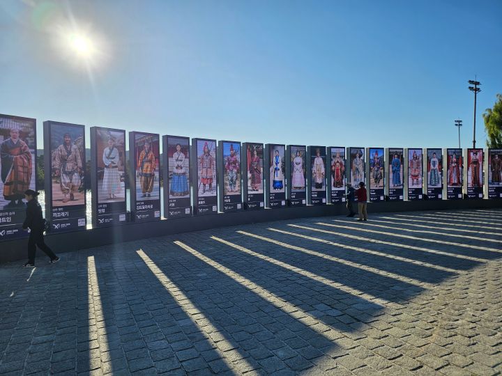 첫 번째 전시인 스물하나의 달. 생각보다 큰 규모에 놀랐었다. 나만의 이름을 지어 신라시대 승려가 되어보고자 했으나, 괜스레 부끄러워져 방문객들이 참여하는 것만 바라보다 자리를 옮겼다.