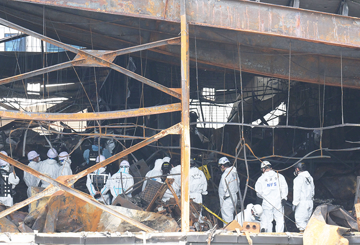 경찰과 소방 당국, 국립과학수사연구원, 고용노동부 등으로 구성된 합동감식단이 경기 화성시 리튬전지 제조 업체 '아리셀' 공장 화재 현장에서 합동 감식을 하고 있다. 2024.6.25 (ⓒ뉴스1, 무단 전재-재배포 금지)