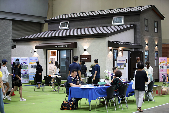 경기도 고양시 일산서구 킨텍스에서 열린 MBC건축박람회에 모듈러 주택이 전시돼 있다. 2023.8.17 (ⓒ뉴스1, 무단 전재-재배포 금지)