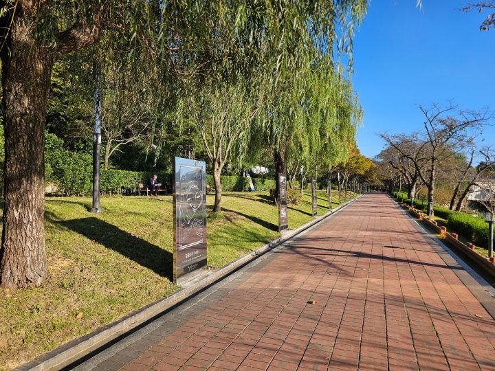 두 번째 전시인 달빛 무늬. 교과서에서만 만나던 문양이 산책로를 따라 꾸며지니 또 다른 매력이 가득했다. 추후 경주를 다시 찾는다면 기꺼이 시간을 내어 다시 걸어보고 싶은 야외 전시였다.