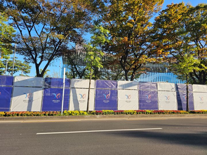 10월 31일부터 11월 1일까지 양일간 경주 화백컨벤션센터에서 APEC 정상회의가 열린다. 회의가 열릴 화백컨벤션센터 주변으로 하얀 가림막이 펼쳐져 있었고, 그 뒤로 경찰이 길게 줄지어 걷고 있었다.