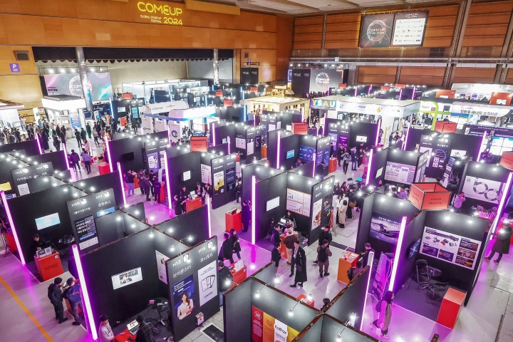 서울 강남구 코엑스에서 열린 '컴업(comeup) 2024'이 국내외 벤처기업가들로 붐비고 있다. '컴업'은 우리나라 스타트업 생태계를 전 세계에 알리고, 국내외 스타트업, 투자자 등 전세계 스타트업·벤처 생태계 구성원이 교류하는 장이다. 2024.12.11. (ⓒ연합뉴스, 무단 전재-재배포 금지)