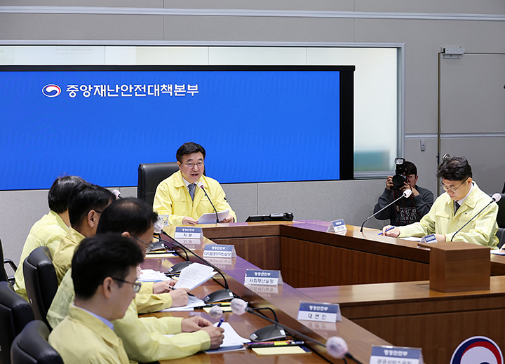 윤호중 중앙재난안전대책본부장(행정안전부 장관)이 31일 오전 정부서울청사에서 국가정보자원관리원 행정정보시스템 화재 관련 중대본 회의를 주재하고 모두 발언을 하고 있다. (사진=행정안전부)