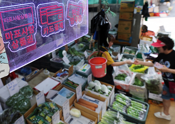 서울 마포구 월드컵시장의 한 상점에 지역사랑상품권(지역화폐) 결제 안내문이 붙어 있다. 2025.6.19 (ⓒ뉴스1, 무단 전재-재배포 금지)