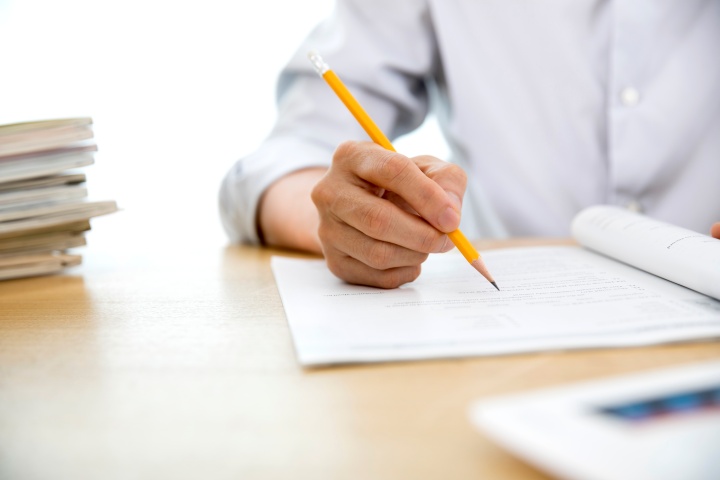 청년에게 필요한 취업 정보를 학습하는 예시 이미지.