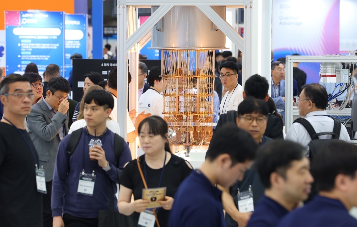 24일 서울 서초구 aT센터에서 열린 '퀀텀 코리아 2025'에서 양자 컴퓨터 모형 주위로 관람객들이 붐비고 있다. 2025.6.24. (ⓒ연합뉴스, 무단 전재-재배포 금지)