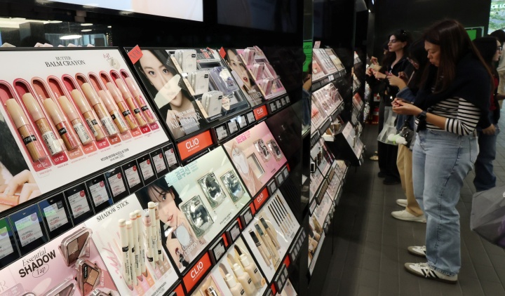서울 중구 명동의 한 뷰티 매장에서 외국인 관광객들이 화장품을 둘러보고 있다. 2025.5.14. (ⓒ뉴스1, 무단 전재-재배포 금지)
