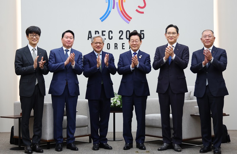 이 대통령, 젠슨 황 접견…"아·태지역 'AI 수도' 함께 만들어가자"