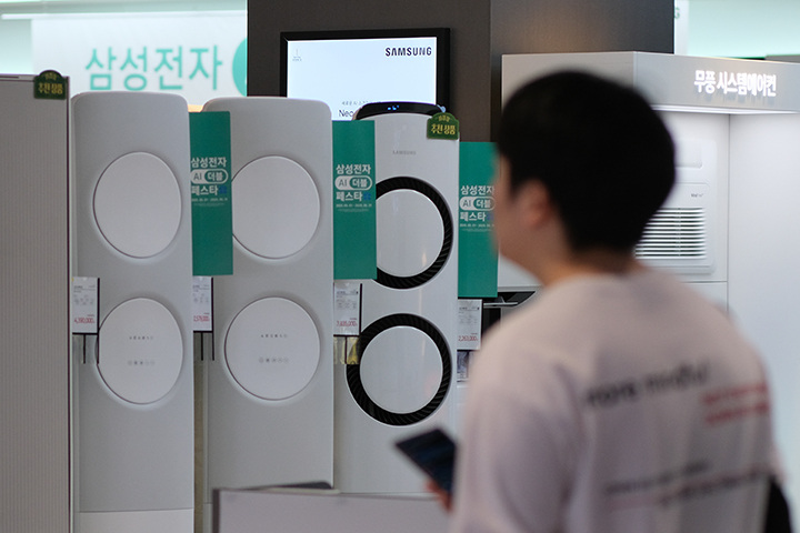 지난 25일 서울 시내 대형마트에서 시민들이 에어컨 및 냉방용 가전제품을 살펴보고 있다.(사진=저작권자(c) 연합뉴스, 무단 전재-재배포 금지)