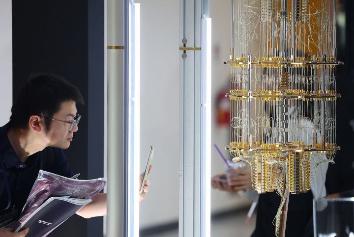 서울 서초구 aT센터에서 열린 '퀀텀 코리아 2025'의 한 참가 업체 부스를 찾은 관람객이 샹들리에 구조의 양자컴퓨터 모형을 살펴보고 있다. 2025.6.24. (ⓒ연합뉴스, 무단 전재-재배포 금지)