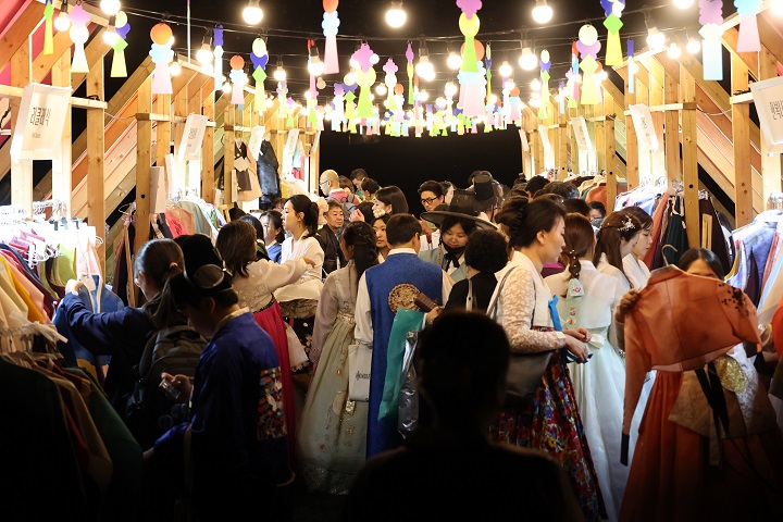 추석 연휴 엿새째인 지난 8일 서울 종로구 경복궁에서 열린 2025 가을 궁중문화축전의 프로그램 '한복연향'을 찾은 관람객들이 행사를 즐기고 있다.(사진=저작권자(c) 연합뉴스, 무단 전재-재배포 금지)