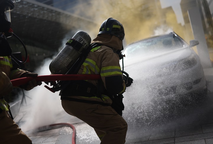 지난 20일 강남구 코엑스에서 지하주차장 전기차 화재 발생 상황을 가정하여 열린 2025 강남구 안전한국훈련 긴급구조 종합훈련에서 소방관들이 진화 작업을 펼치고 있다.(사진=저작권자(c) 연합뉴스, 무단 전재-재배포 금지)