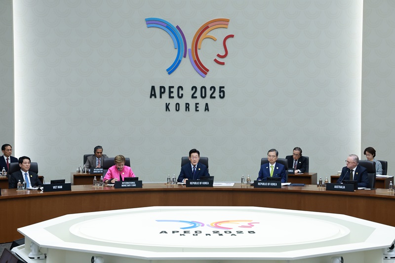이재명 대통령이 31일 경주화백컨벤션센터(HICO)에서 열린 2025 아시아태평양경제협력체(APEC) 정상회의 제1세션을 주재하고 있다. 2025.10.31(사진=저작권자(c) 연합뉴스, 무단 전재-재배포 금지)