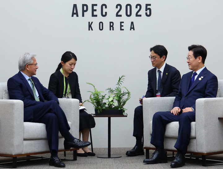 이재명 대통령이 31일 APEC 정상회의장인 경주화백컨벤션센터에서 젠슨 황 엔비디아 최고경영자를 접견하고 있다.(사진=저작권자(c) 연합뉴스, 무단 전재-재배포 금지)