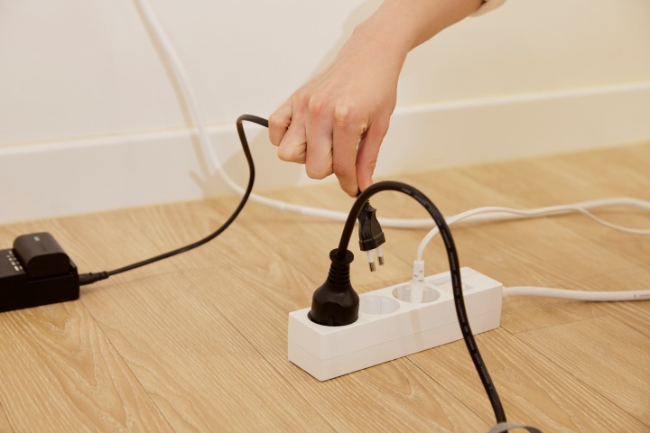 외출 전, 사용하지 않는 플러그를 뽑았다.