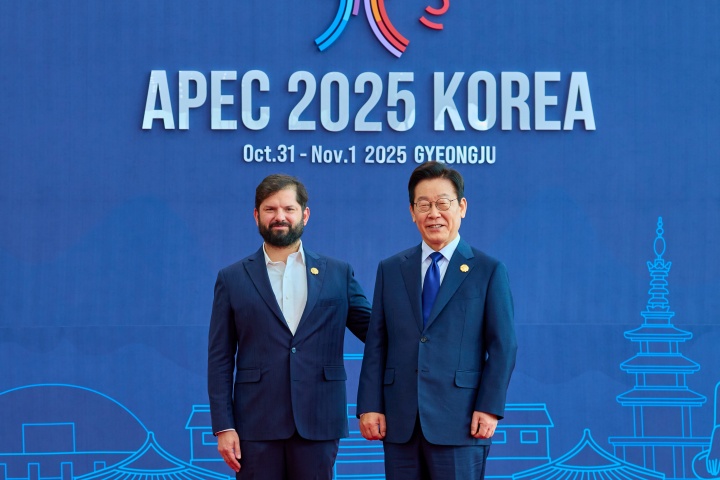 이재명 대통령이 31일 경북 경주화백컨벤션센터(HICO)에서 열린 2025 아시아태평양경제협력체(APEC) 정상회의에서 가브리엘 보리치 칠레 대통령을 맞이하고 있다.(ⓒ뉴스1, 대통령실 제공, 무단 전재-재배포 금지)