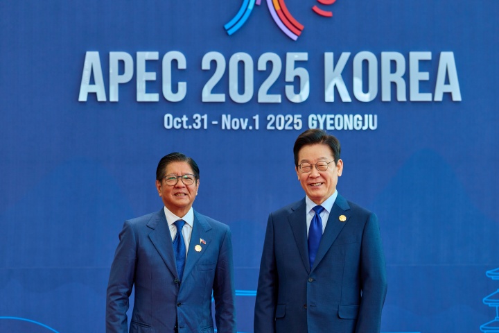 이재명 대통령이 31일 경북 경주화백컨벤션센터(HICO)에서 열린 2025 아시아태평양경제협력체(APEC) 정상회의에서 페르디난드 마르코스 필리핀 대통령을 맞이하고 있다.(ⓒ뉴스1, 대통령실 제공, 무단 전재-재배포 금지)