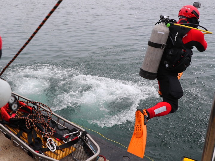 강원 속초시 동명동 속초해양경찰서 전용부두 인근 해상에서 동해지방해양경찰청과 속초해경 관계자가 인명구조 및 구조 구급 대응 훈련을 하고 있다. 2025.7.7. (ⓒ연합뉴스, 무단 전재-재배포 금지)