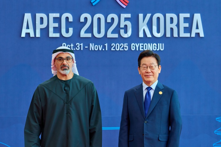 이재명 대통령이 31일 경북 경주화백컨벤션센터(HICO)에서 열린 2025 아시아태평양경제협력체(APEC) 정상회의에서 칼리드 아부다비 아랍에미리트(UAE) 왕세자를 맞이하고 있다.(ⓒ뉴스1, 대통령실 제공, 무단 전재-재배포 금지)