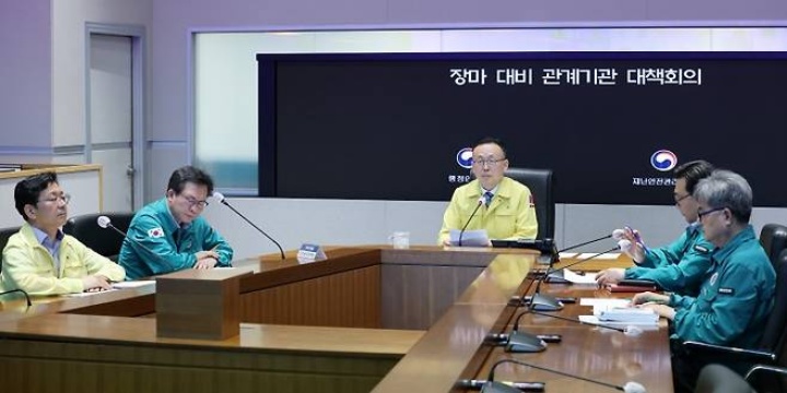 서울 종로구 정부서울청사 내 중앙재난안전상황실 서울상황센터에서 열린 장마 대비 관계기관 대책회의. 2025.6.18. (ⓒ뉴스1, 무단 전재-재배포 금지)