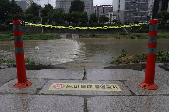 수도권에 장마가 시작된 20일 오후 경기도 의정부시 중랑천에서 징검다리가 출입 통제돼 있다.(사진=저작권자(c) 연합뉴스, 무단 전재-재배포 금지)