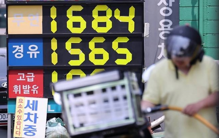 서울의 한 주유소에서 휘발유를 리터당 1684원에 판매하고 있다. 2025.6.17. (ⓒ뉴스1, 무단 전재-재배포 금지)