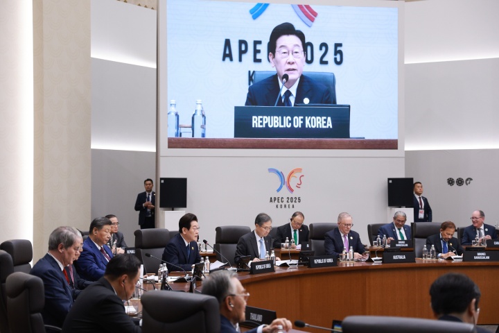 이재명 대통령이 1일 경주화백컨벤션센터(HICO)에서 열린 2025 아시아태평양경제협력체(APEC) 정상회의 제2세션에서 발언하고 있다.(사진=저작권자(c) 연합뉴스, 무단 전재-재배포 금지)