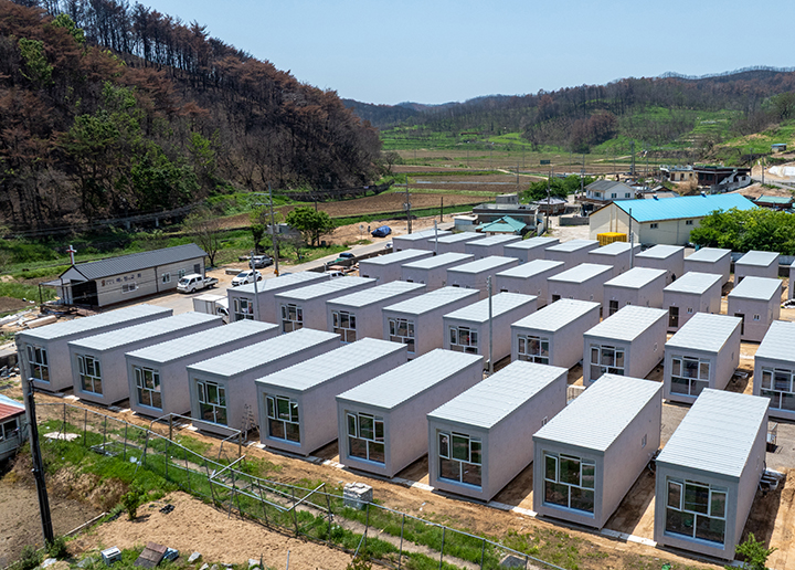 초대형산불피해지역인 경북 영덕군 영덕읍 매정리 초등학교 앞 부지에 경북도가 지원한 모듈러 주택 40동이 설치되고 있다. 2025.5.21 (ⓒ뉴스1, 무단 전재-재배포 금지)