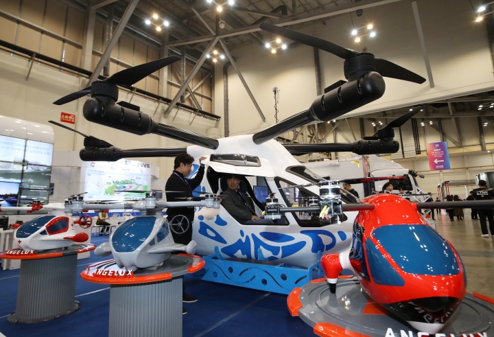 부산 해운대구 벡스코 제1전시장에서 열린 'DSK 2025(드론쇼코리아)'에서 관람객들이 엔젤럭스 부스에 전시된 도심항공모빌리티(UAM) 수륙양용 드론 등을 살펴보고 있다. 2025.2.26. (ⓒ뉴스1, 무단 전재-재배포 금지)