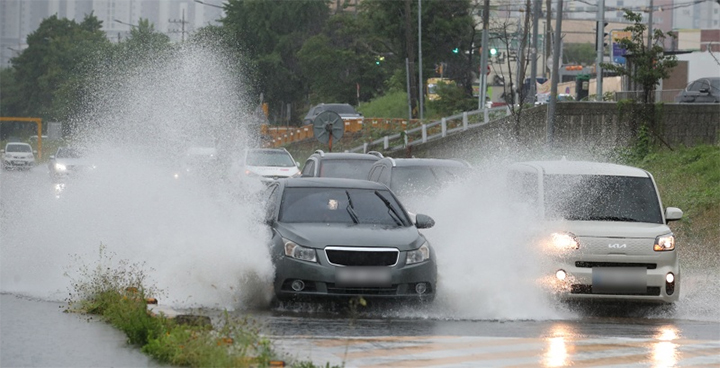 경찰청은 11일 여름철 재해재난 대비 점검회의를 개최했다고 밝혔다. 사진은 지난해 7월 장마철에 차량이 물보라를 일으키며 주행하고 있는 모습.(ⓒ뉴스1, 무단 전재-재배포 금지)