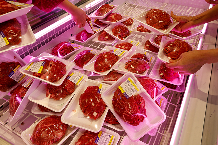 서울 서초구 농협하나로마트 양재점에서 고객들이 한우를 고르고 있다. 2025.9.26 (ⓒ뉴스1, 무단 전재-재배포 금지)